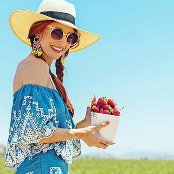 Gianni Bini Chambray Eyelet Crop Top - Picture 3 of 7